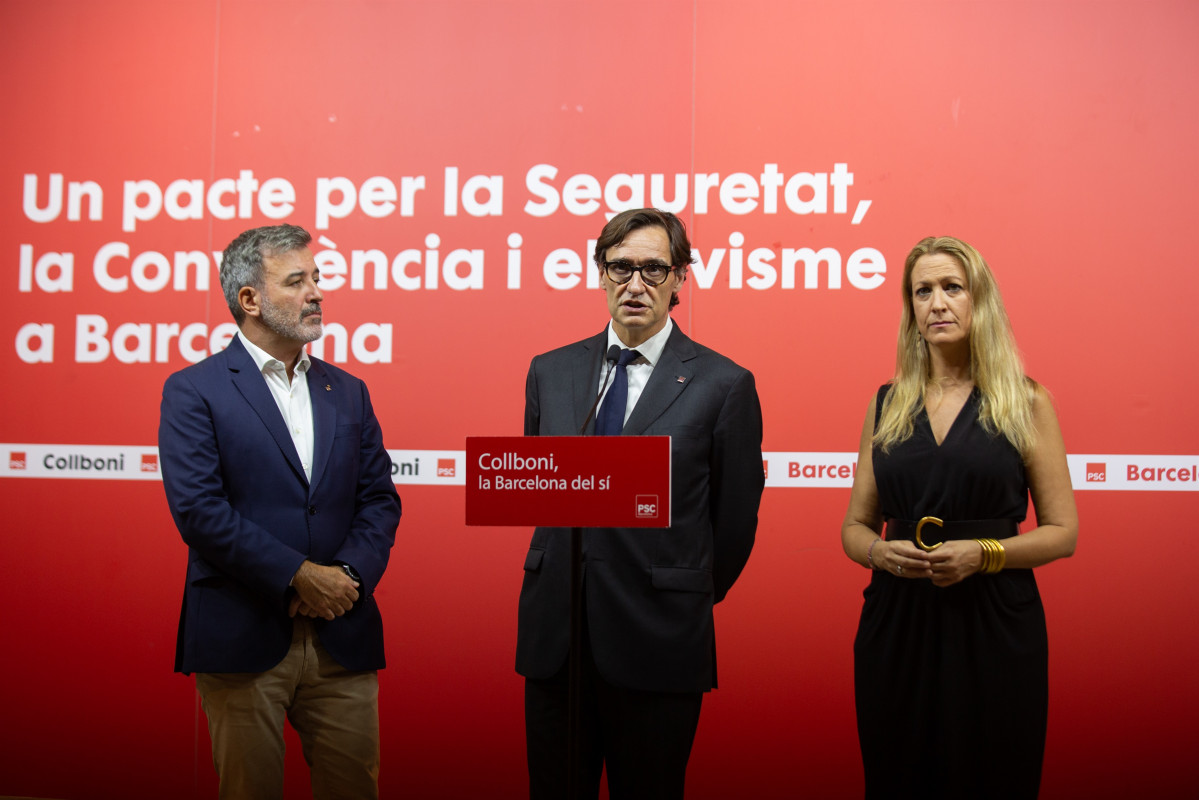 El primer secretari del PSC, Salvador Illa, en declaracions als periodistes amb el tinent d'alcalde Jaume Collboni i la delegada del Govern, Maria Eugènia Gay