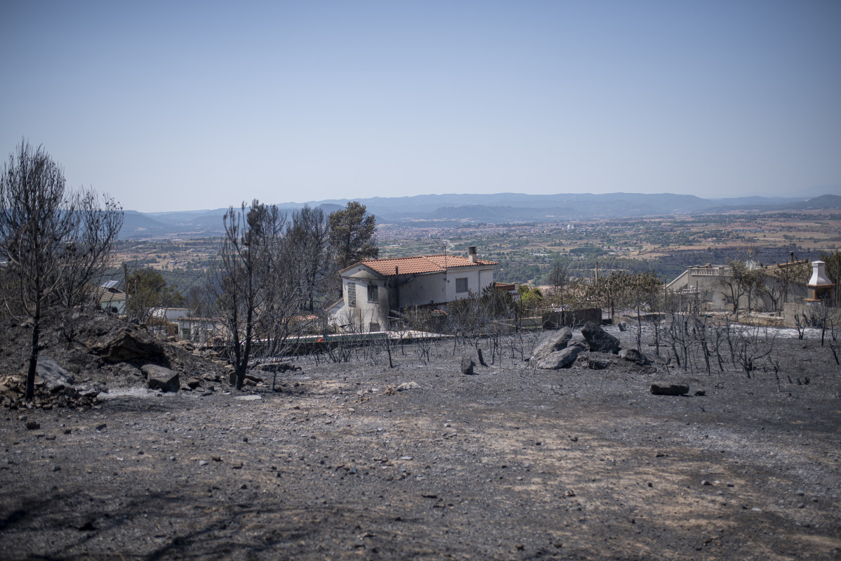 Exterior d'un habitatge cremat pel foc, a la urbanització de River Park, a 19 de juliol de 2022, a Pont de Vilomara, Barcelona, Catalunya (Espanya). L'incendi de Pont de Vilomara, que ja ha afectat més de 1.700 hectàrees, ha provocat el desallotjament