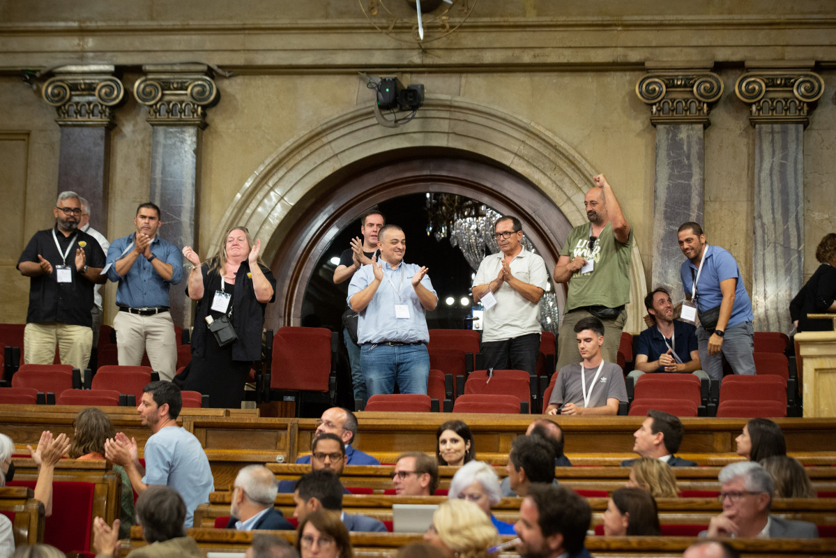 El ple del Parlament aprova el decret llei de les VTC i representants dels taxistes aplaudeixen des de la tribuna de convidats, el 20 de juliol del 2022.