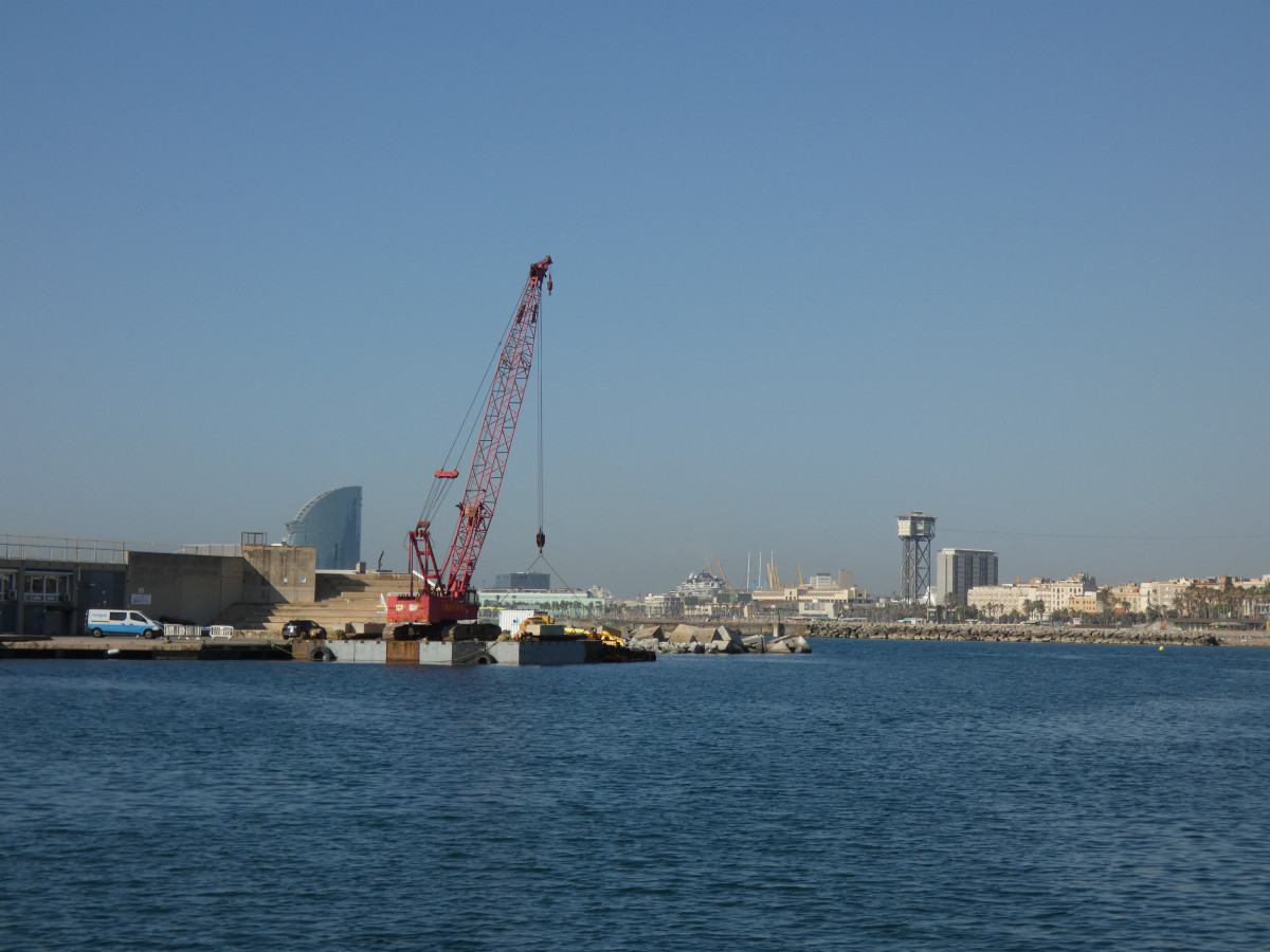 Grua amarrada al Moll de Recer del Port Olímpic