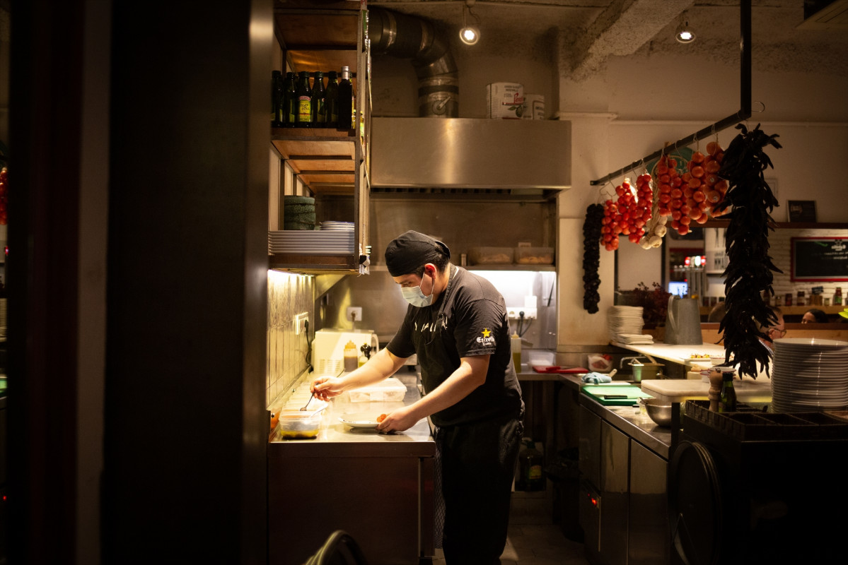 Arxiu - Un cuiner a l'interior d'un bar en un carrer cèntric de Barcelona, el 14 d'octubre del 2021, a Barcelona, Catalunya (Espanya).