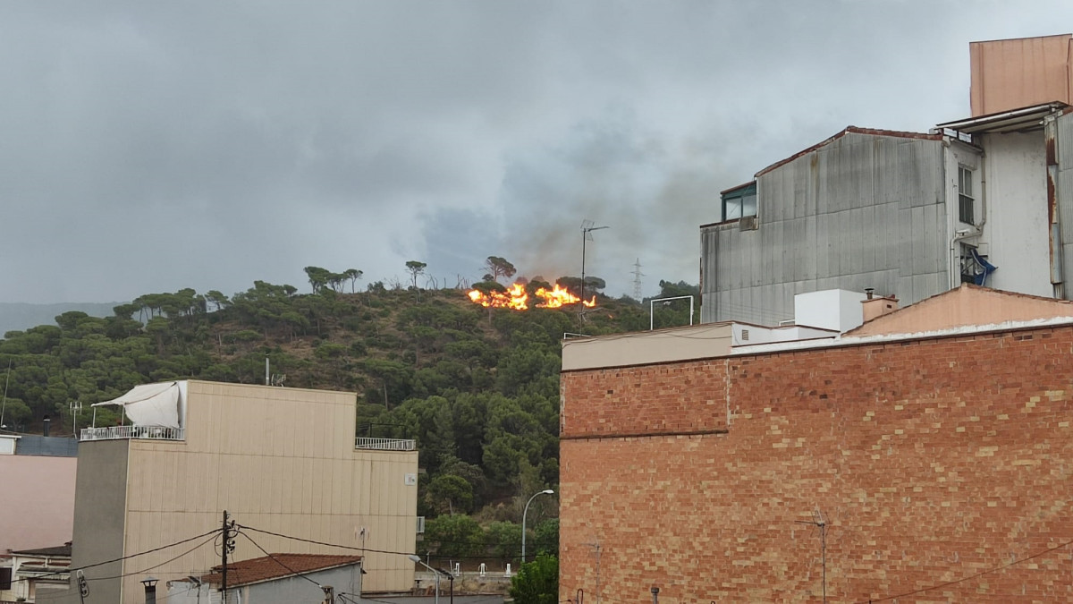 Incendi a la Serralada de Marina, a Montcada i Reixac (Barcelona).
