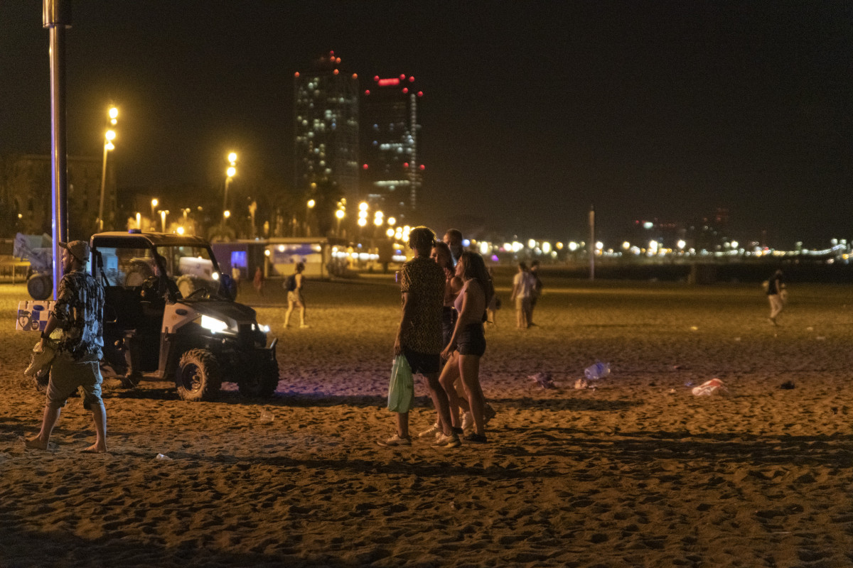 Arxiu - Joves abandonen de nit la platja de la Barceloneta.
