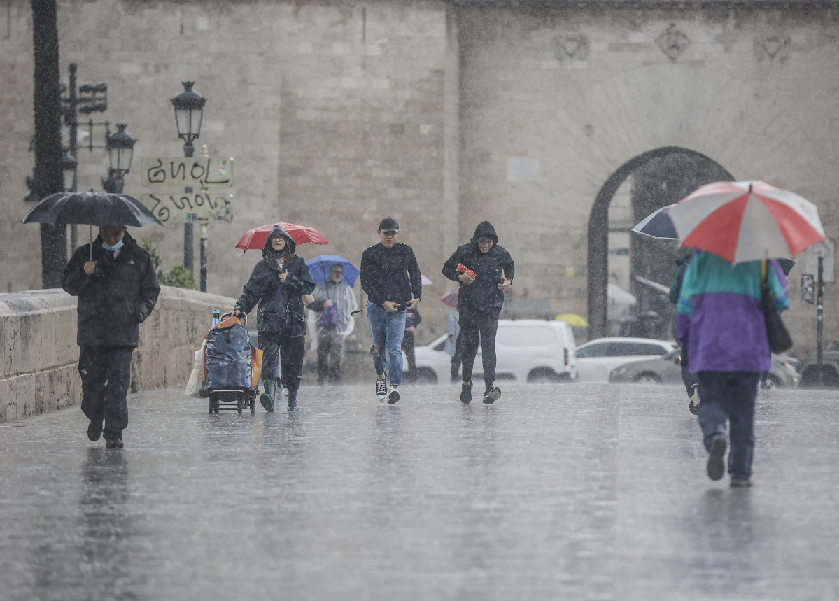 Arxiu - Imatge de fitxer de persones caminant sota la pluja