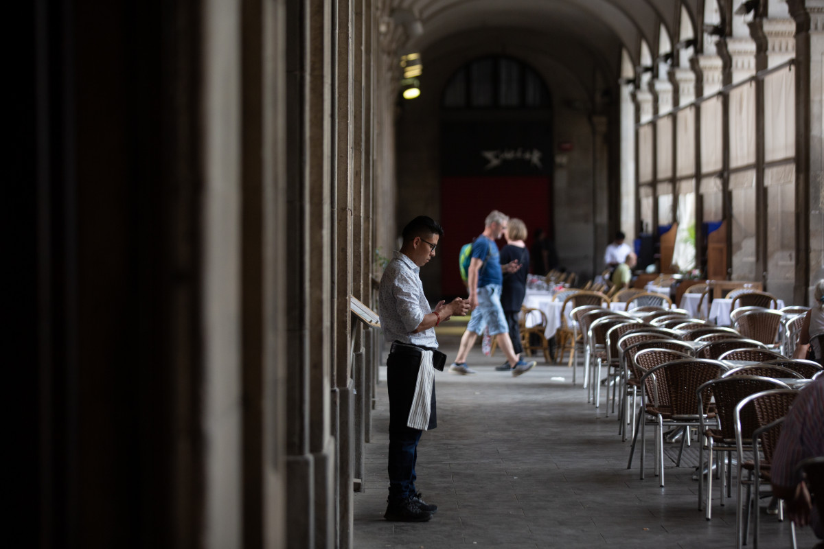 Arxiu - Un cambrer a la plaça Reial de Barcelona, a 15 de juny de 2022, a Barcelona, Catalunya (Espanya). Els empresaris del turisme i l'hostaleria han reiterat l'absència de treballadors a