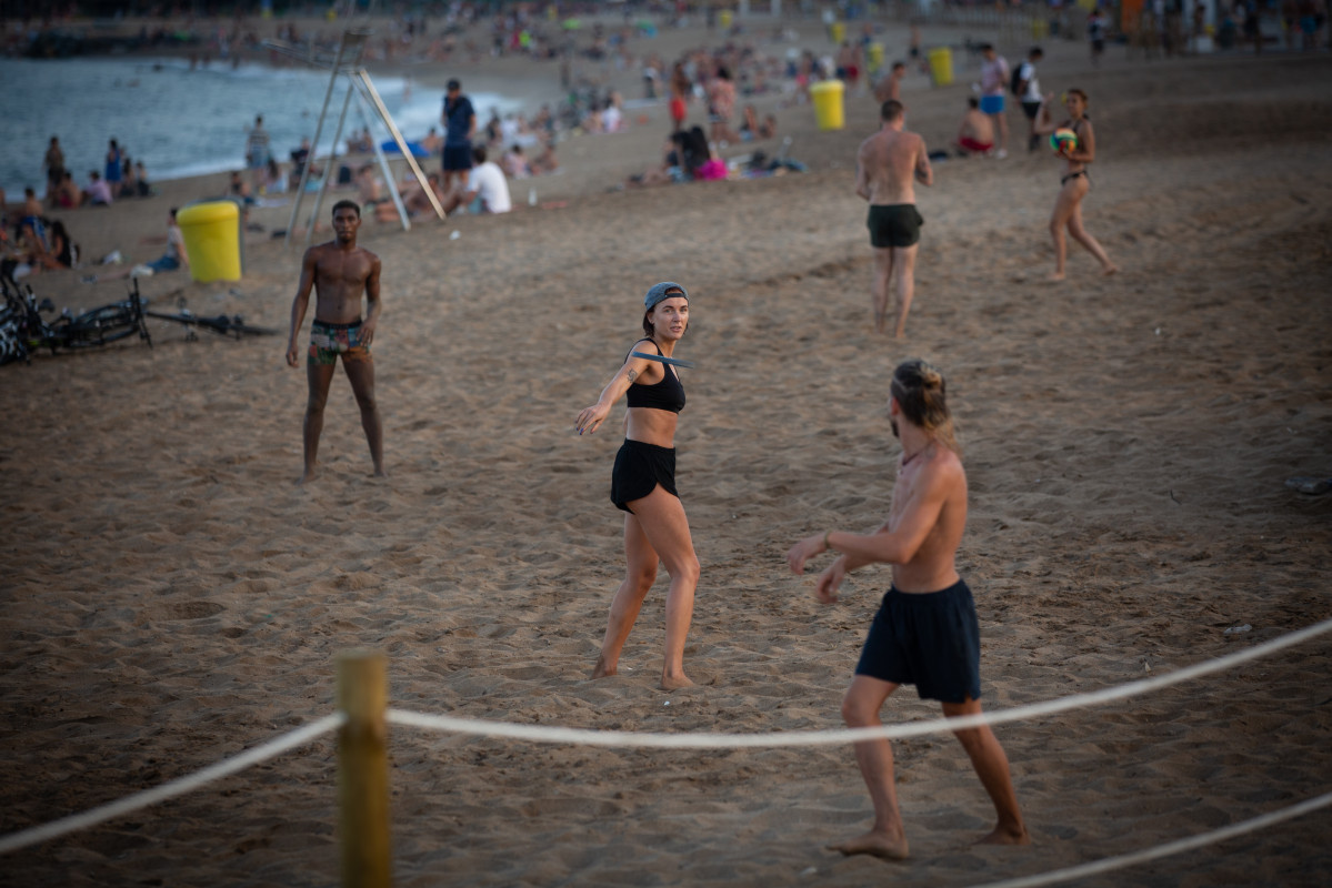 Arxiu - Banyistes juguen a la platja a Barcelona