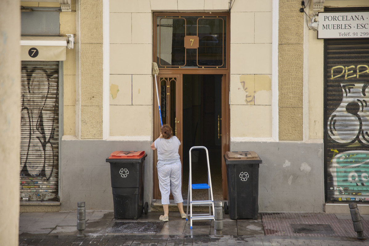 Una treballadora neteja un portal, a 28 de juliol de 2022, a Madrid (Espanya).