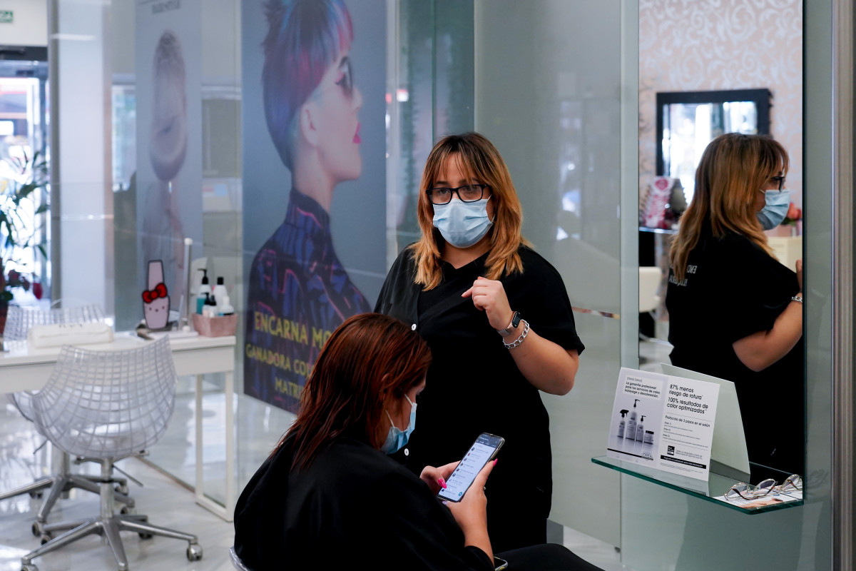 EuropaPress 4392531 clienta perruqueria encarna moreno mascareta dia entrat vigor decret posa