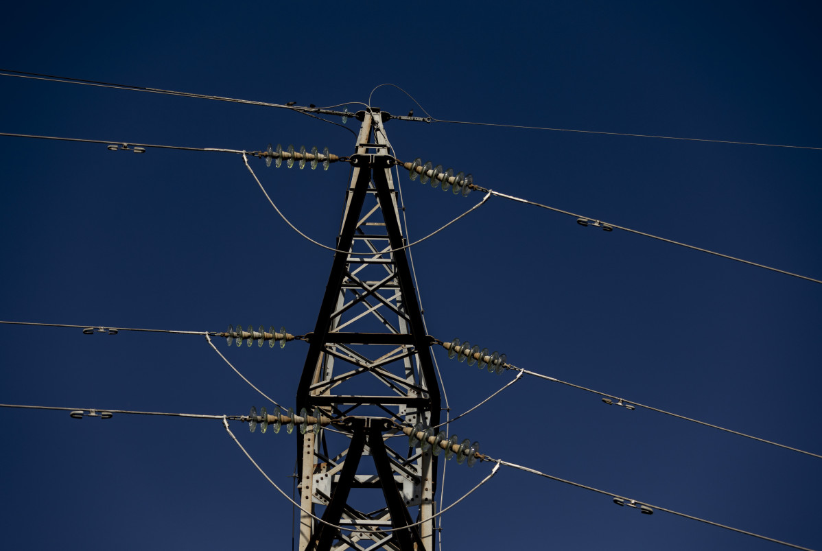 Arxiu - Una torre elèctrica, a 12 de novembre de 2021, a Madrid, (Espanya). L'Índex de Preus de Consum (IPC) va pujar un 1,8% a l'octubre en relació amb el mes anterior i va disparar la taxa interanual fins al 5,4%, gairebé 1,5 punts per sobre de la taxa de