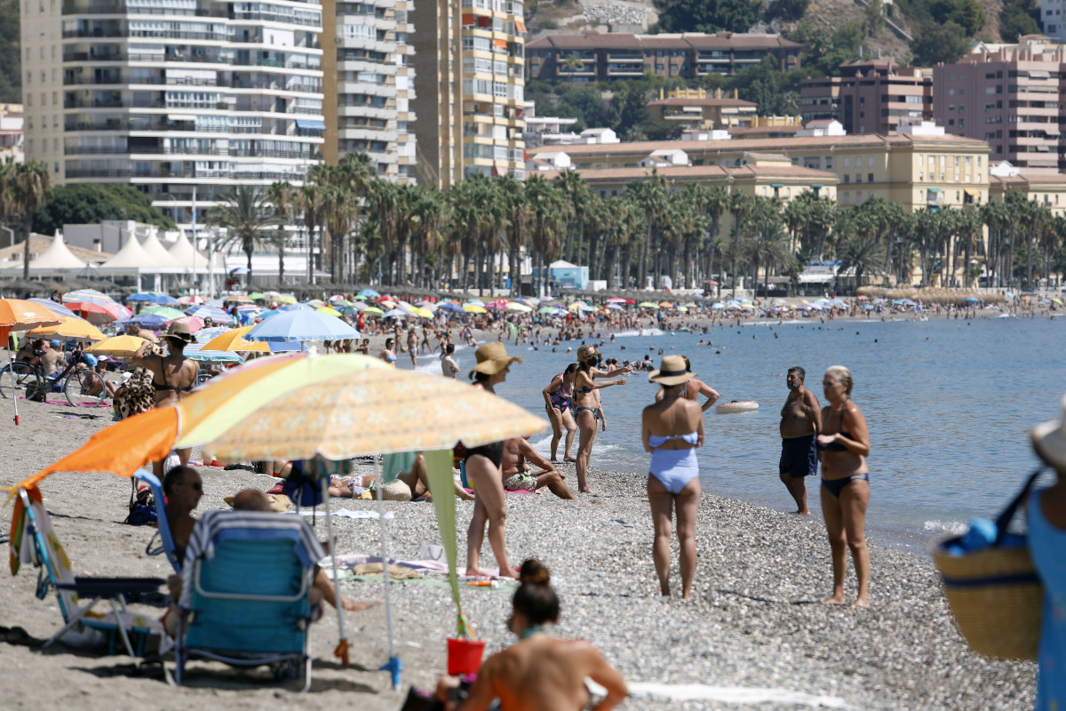 Arxiu - Banyistes gaudeixen de la platja de La Malagueta, a Màlaga (Andalusia, Espanya)