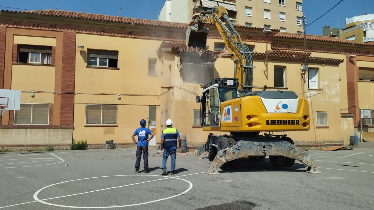 EuropaPress 4621881 desallotgen antiga escola menendez pelayo mataro barcelona