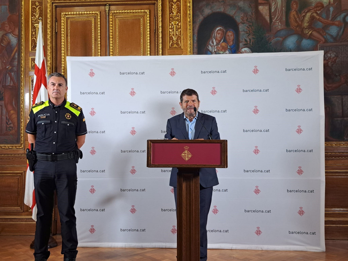 El tinent de batle de Seguretat i Prevenció de l'Ajuntament de Barcelona, Albert Batlle; i el cap de la Guàrdia Urbana de Barcelona, l'intendent gran Pedro Velázquez, en declaracions als periodistes aquest dilluns
