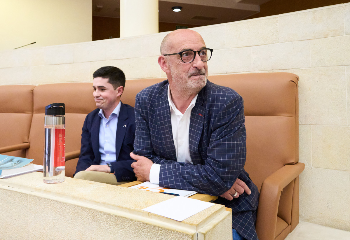 Arxiu - El portaveu de Cs al Parlament de Cantàbria, Félix Álvarez Palleiro (d), en una sessió plenària