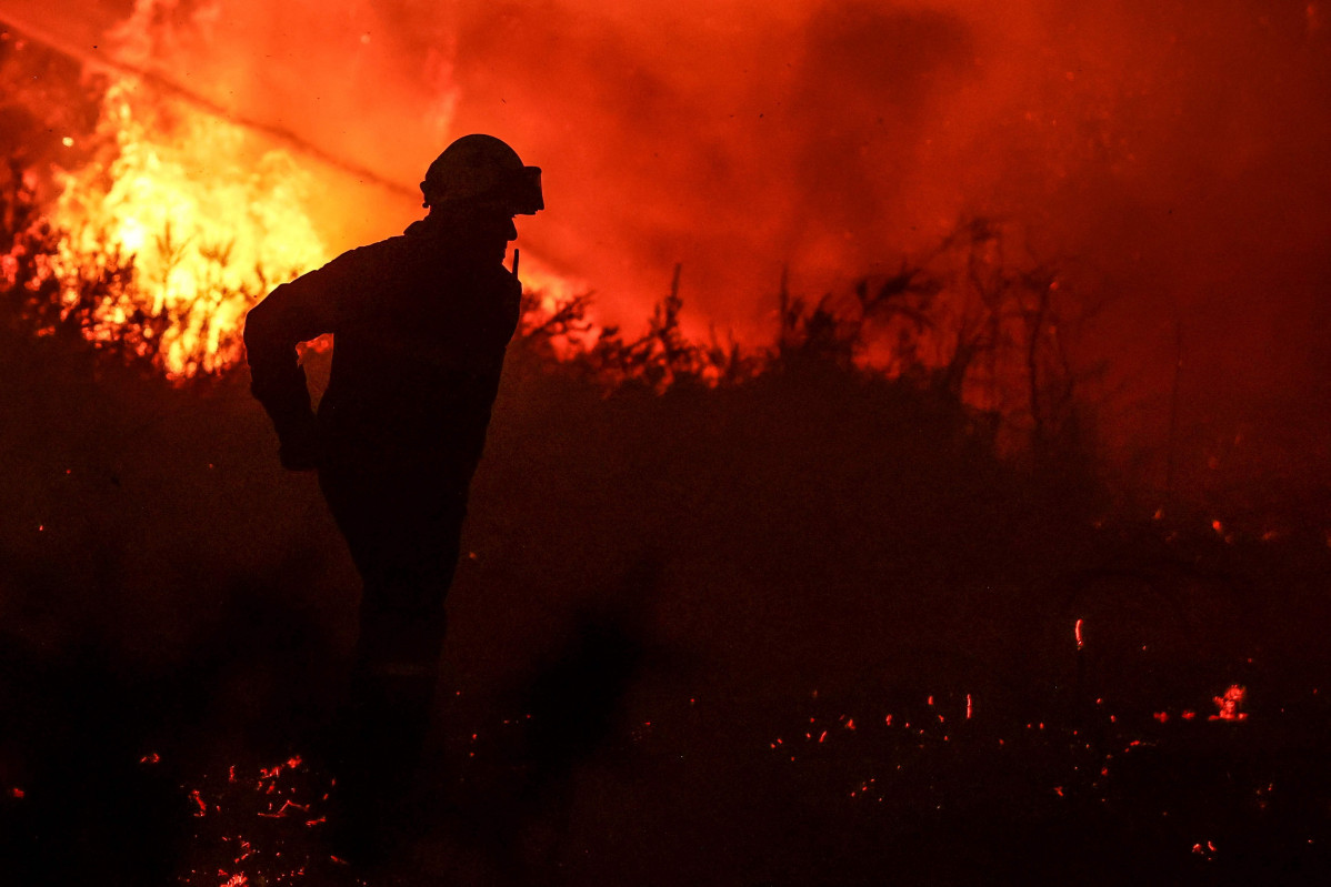 EuropaPress 4622982 11 august 2022 france belin beliet firefighter walks past the flames of
