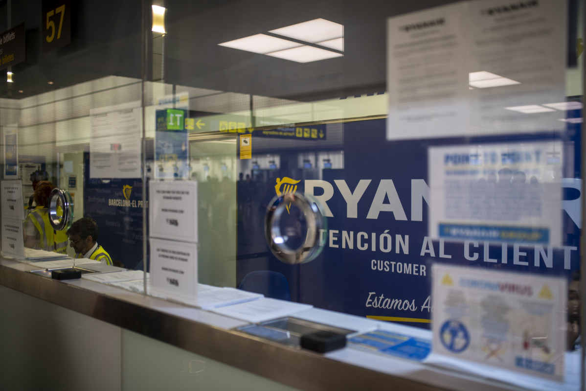 Finestreta de Ryanair a l'Aeroport Josep Tarradellas Barcelona-El Prat