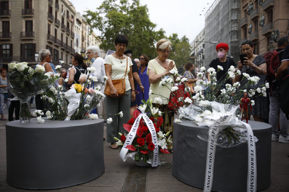 EuropaPress 4631587 familiars dipositen flors homenatge víctimes atemptat 17 agost rambla 17