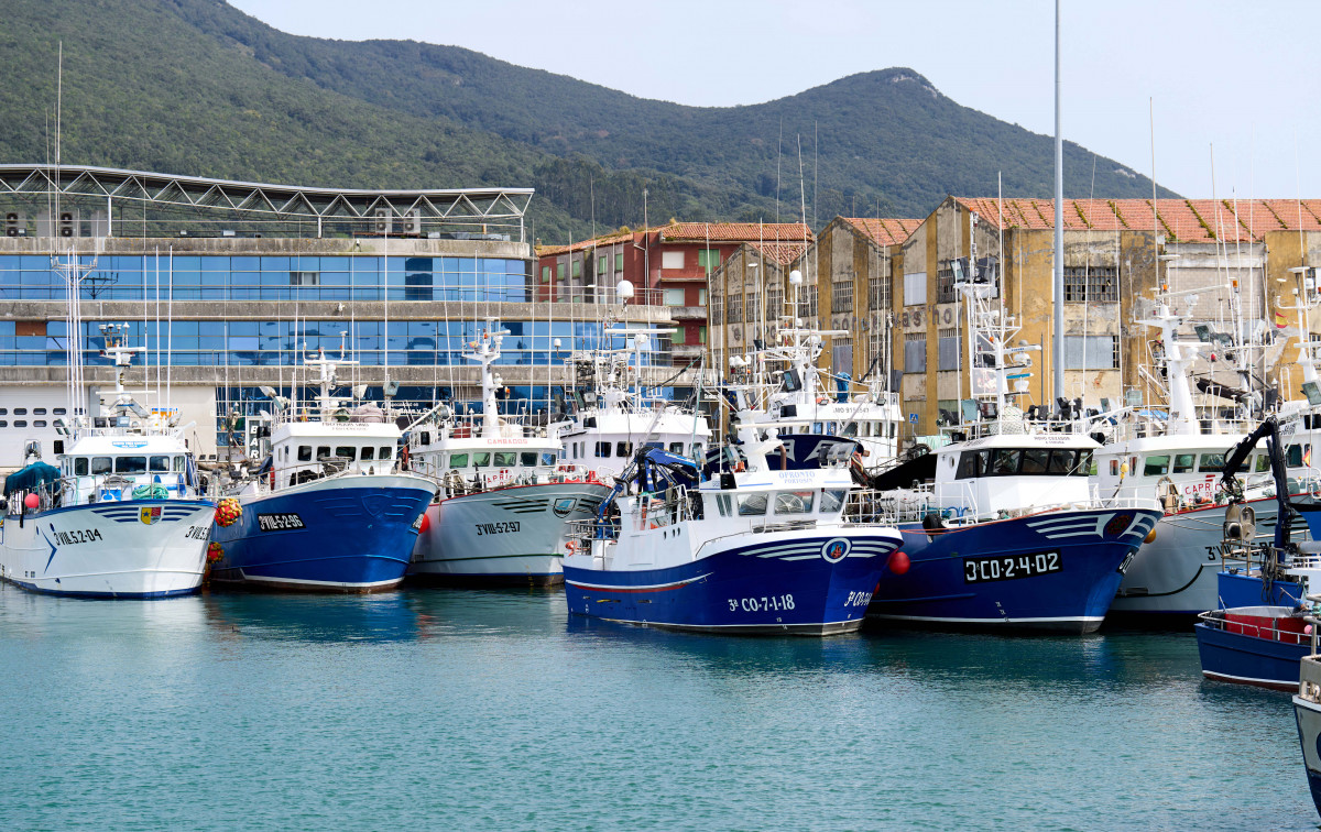 EuropaPress 4341623 vaixells amarrats port santona 25 març 2022 santona cantàbria espana