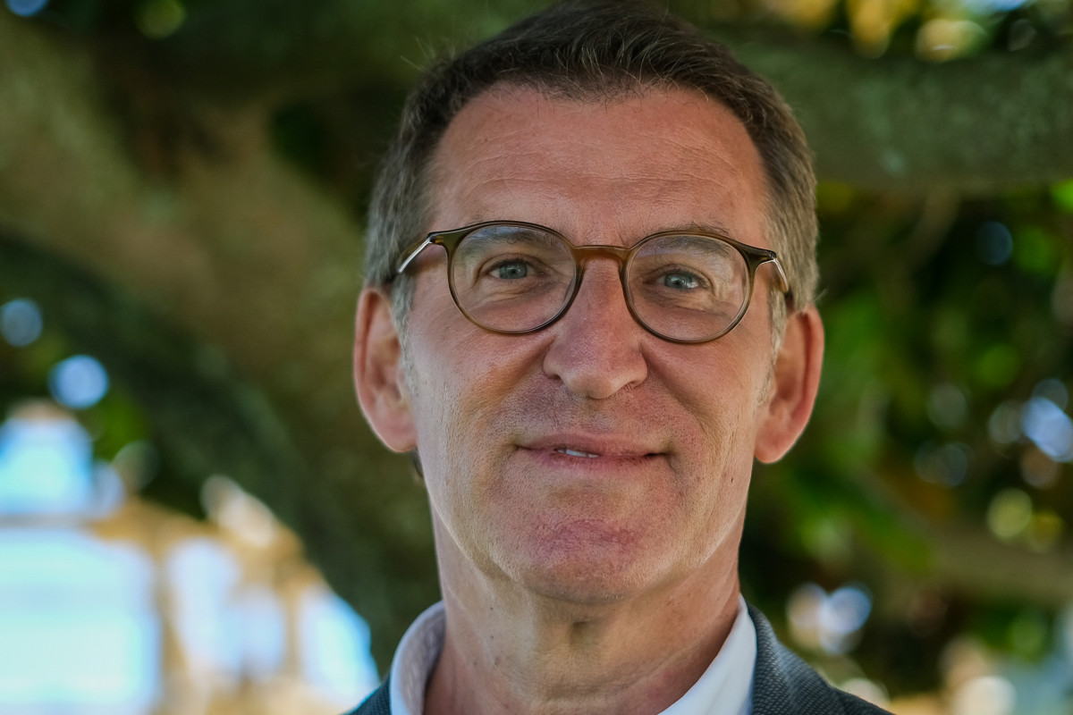 El president del Partit Popular, Alberto Núñez Feijóo, posa després d'una entrevista per a Europa Press, a la seu del PP gallec, el 18 d'agost del 2022, a Santiago de Compostel·la