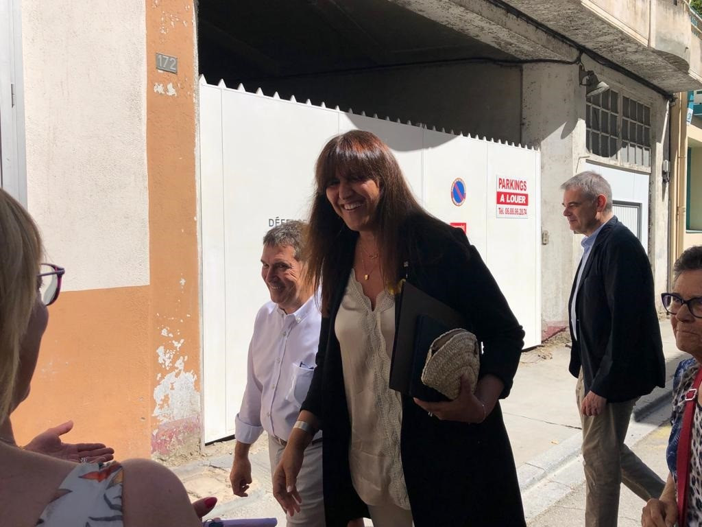 La presidenta de Junts, Laura Borràs, en arribar a la conferència sota el títol '¿Té límits el parlamentarisme?' que clou la 54 edició de la Universitat Catalana d'Estiu, a 23 d'agost de 2022 a Prada de Conflent (França).