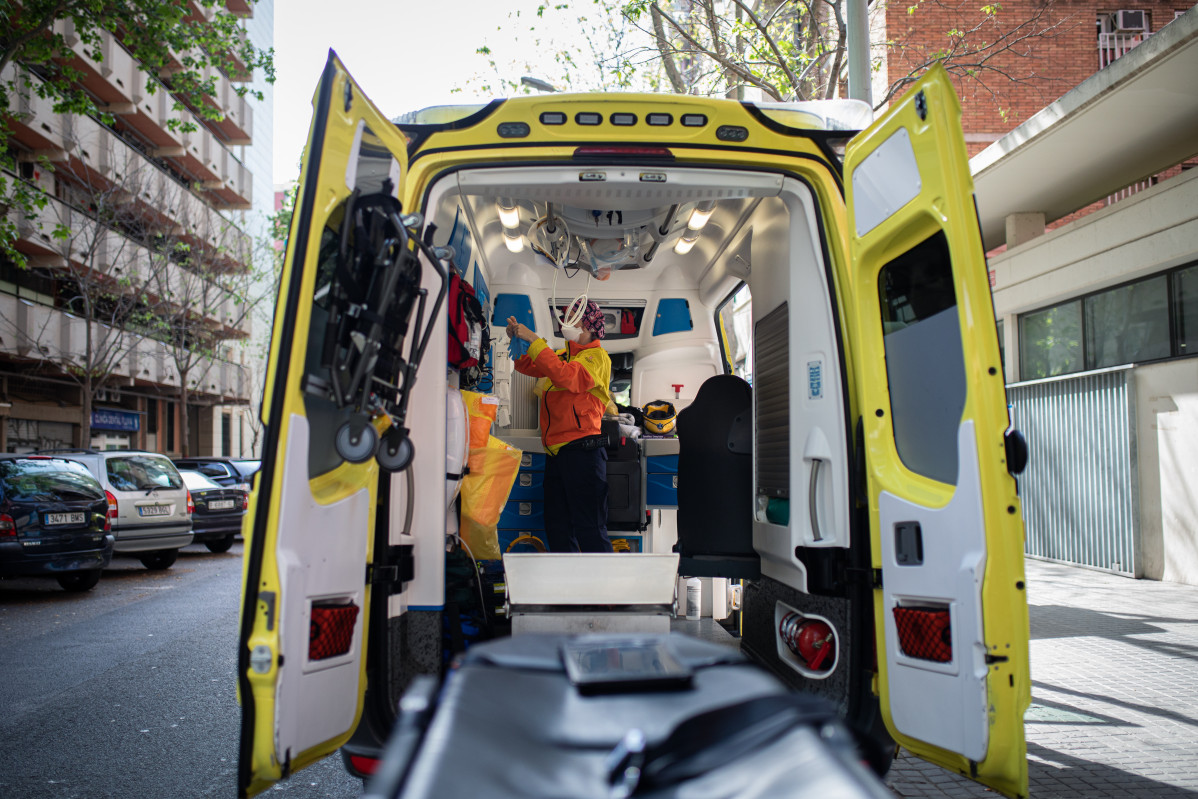 EuropaPress 2847120 tecnic sistema emergències mediques sem generalitat cataluna ambulància