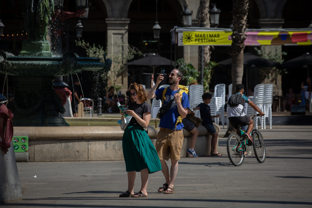 EuropaPress 3873640 dos turistes plaça reial barcelona agost 2021 barcelona catalunya espana (1)