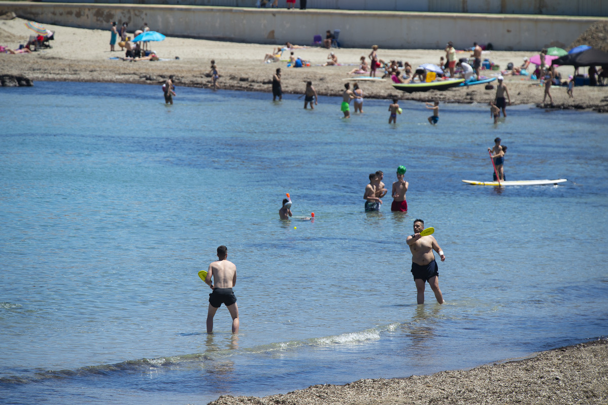 Arxiu - Diverses persones a la Platja de Llevant, a la Màniga del Mar Menor, a Cartagena, Regió de Múrcia (Espanya).