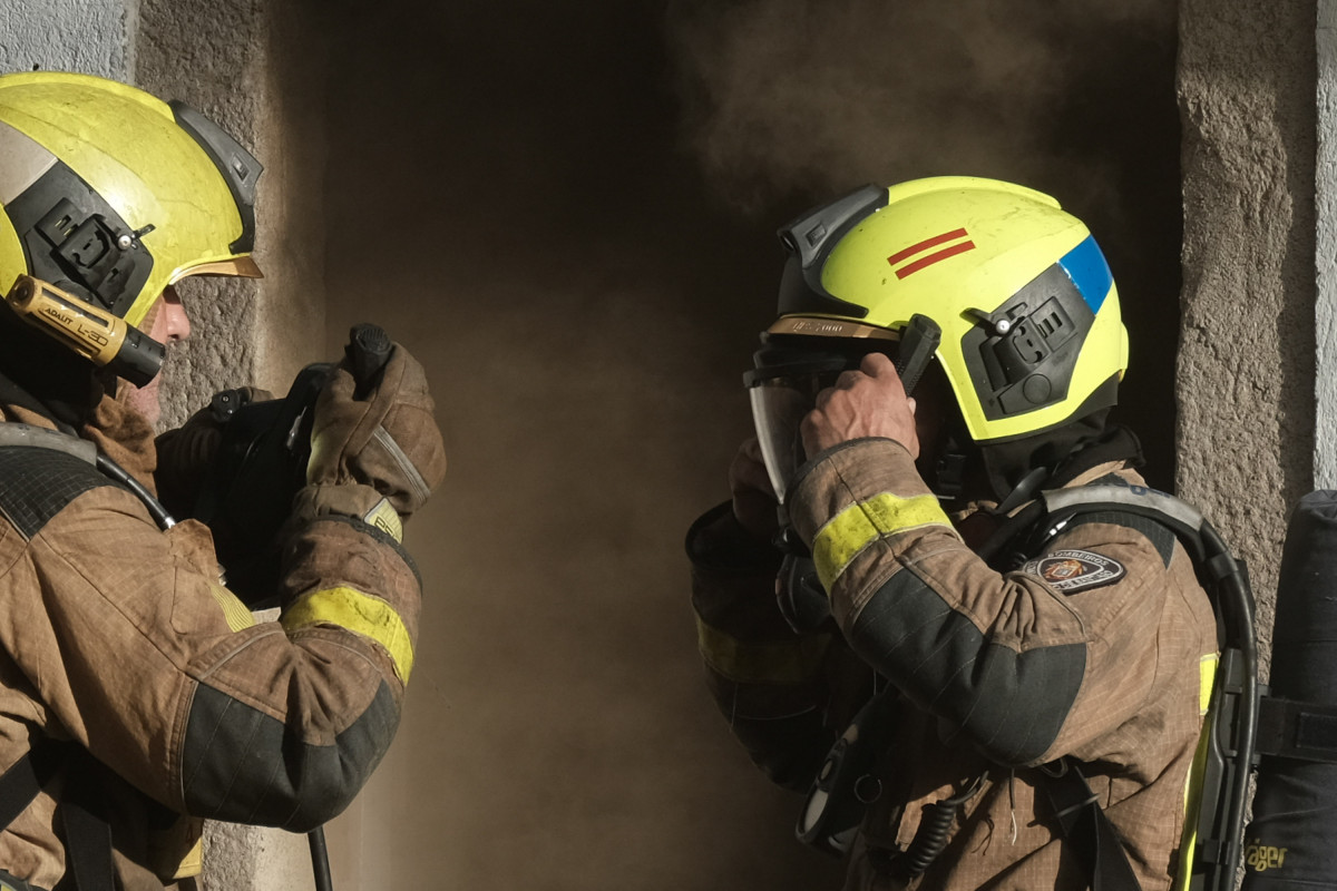 EuropaPress 4639462 bombers apaguen incendi habitatge ruat mig santiago compostel·la 22