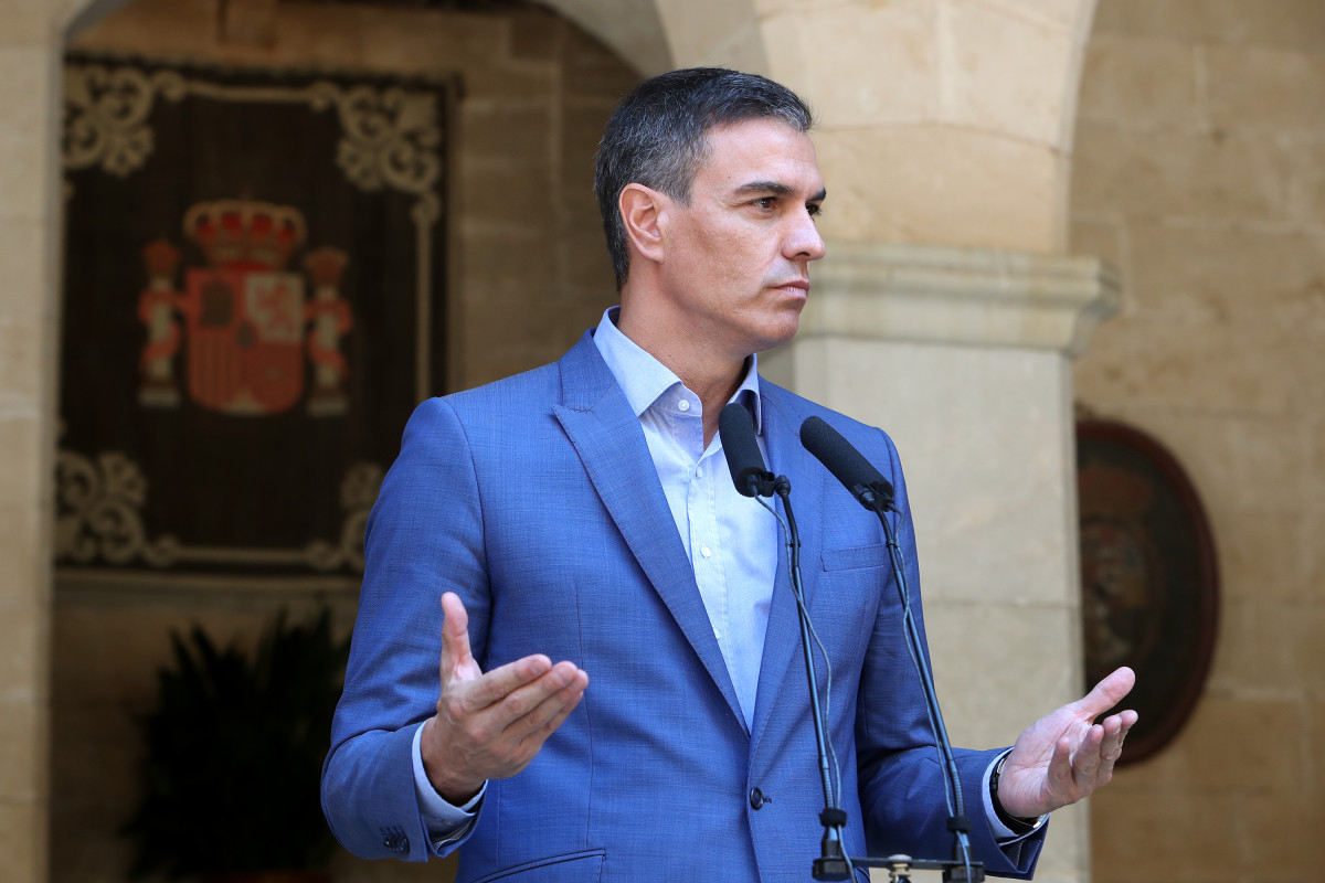 El president del Govern, Pedro Sánchez, compareix després de la reunió amb el rei Felip VI, al Palau de l'Almudaina, el 2 d'agost de 2022, a Palma de Mallorca, Mallorca, Illes Balears