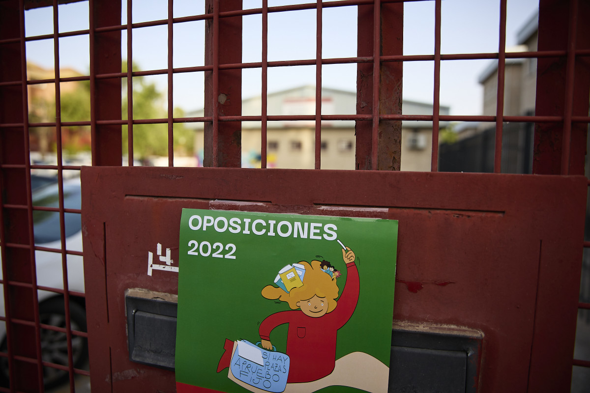 EuropaPress 4526645 cartells resa oposicions 2022 si hi ha places aproves fix ies butarque 18
