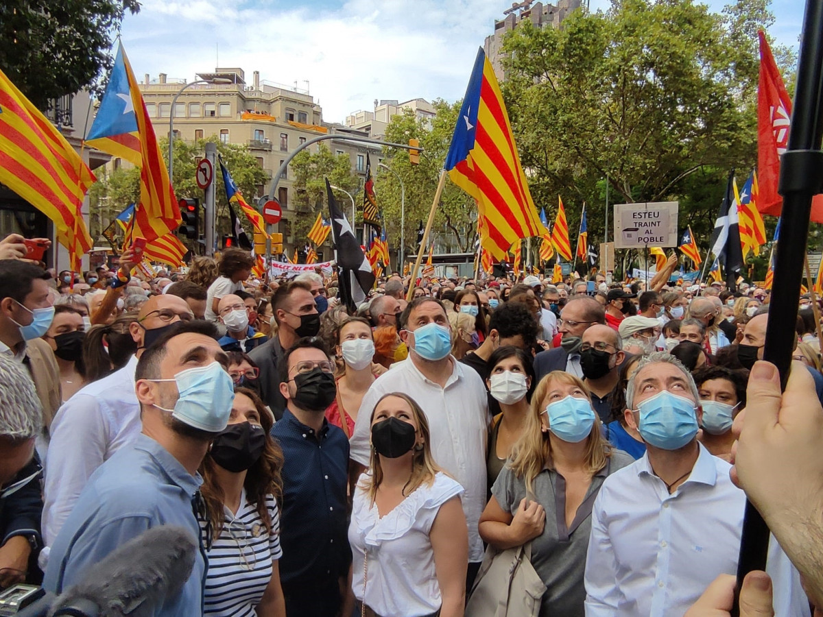 Arxiu - El president Pere Aragonès, Oriol Junqueras, Laura Vilagrà, Roger Torrent, Marta Vilalta, Raül Romeva i Meritxell Serret (ERC) a la manifestació de l'ANC per la Diada del 2021 a Barcelona. ARXIU.