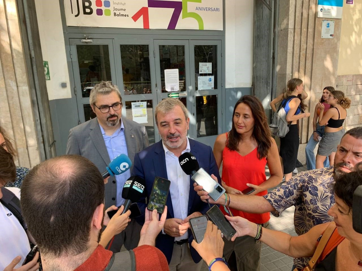 El primer tinent de batle de Barcelona, Jaume Collboni; la diputada socialista Esther Niubó i el regidor d'Infància, Joventut, Gent Gran i Persones amb Discapacitat, Joan Ramon Riera, en declaracions als periodistes.
