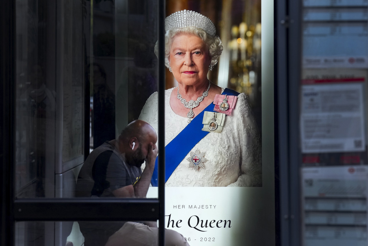 EuropaPress 4672883 09 september 2022 united kingdom london man waits for bus as photograph of