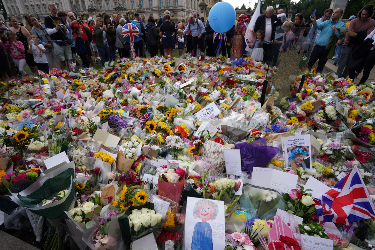 EuropaPress 4675829 10 september 2022 united kingdom london flowers and tributes are laid
