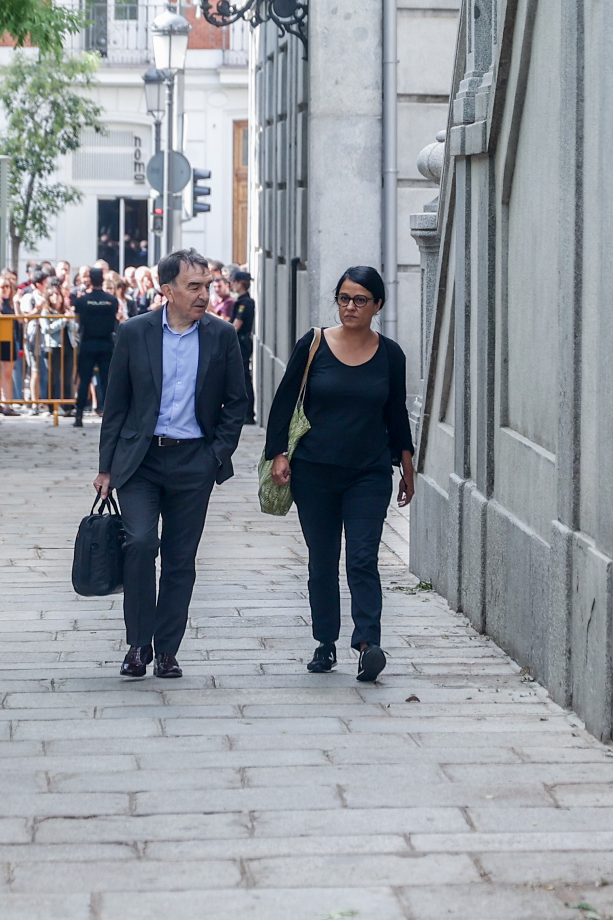 L'advocat Iñigo Iruin i l'exdiputada de la CUP, Anna Gabriel, en arribar per declarar davant el Tribunal Suprem, el 14 de setembre del 2022, a Madrid (Espanya). El magistrat del Tribunal Suprem (TS) Pablo Llarena ha citat l'exdiputada de la CUP