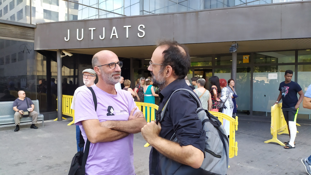 El germà d'Helena Jubany, Joan Jubany, i l'advocat Benet Salellas al sortir dels jutjats de Sabadell (Barcelona).