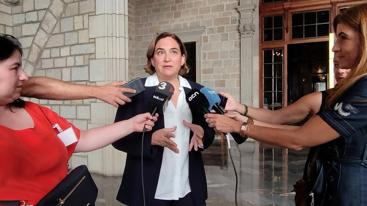 L?alcaldessa de Barcelona, Ada Colau, en declaracions als periodistes.