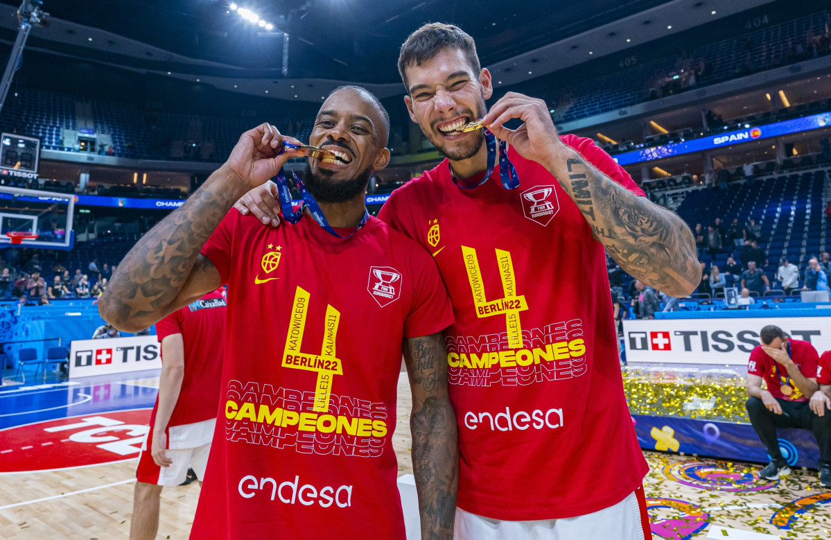 EuropaPress 4691734 willy hernangomez lorenzo brown celebren eurobasket 2022
