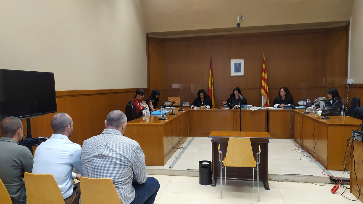Judici a l'Audiència de Barcelona a tres homes que han reconegut apallissar tres antifeixistes al Metro Barcelona al crit de 'sieg heil'.
