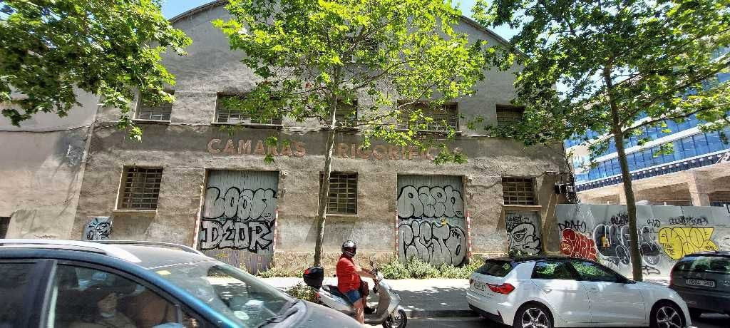 La nau del carrer Àvila 14 que l'Ajuntament de Barcelona vol transformar per convertir-la en 'hub' d'activitat econòmica.