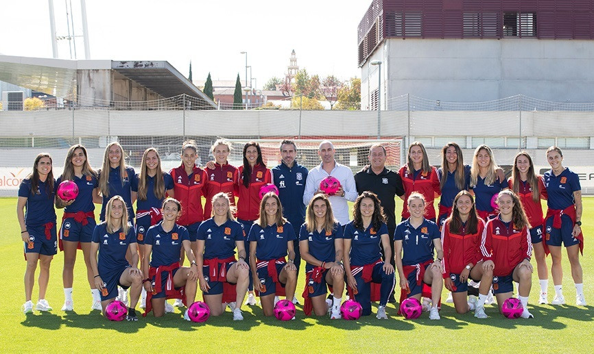 EuropaPress 4013909 jugadores seleccio espanola femenina futbol posen pilotes roses amb luis