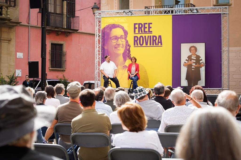El líder d?ERC, Oriol Junqueras; la secretària general del partit, Marta Rovira, i la diputada al Parlament Meritxell Serret, en un acte a Vic