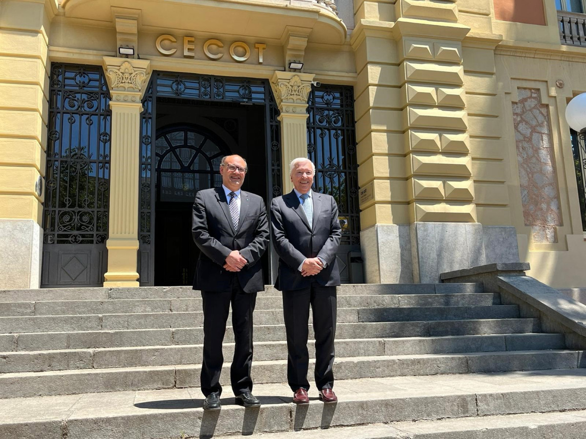 Arxiu - El nou president de Cecot, Xavier Panés, amb el seu antecessor, Antoni Abad, al juny
