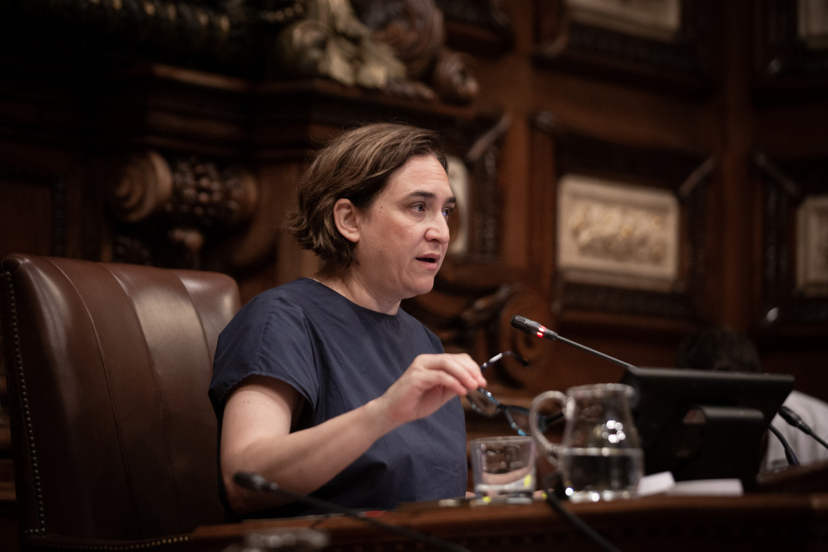 Arxiu - L'alcaldessa de Barcelona, Ada Colau, durant una sessió plenària a l'Ajuntament de Barcelona