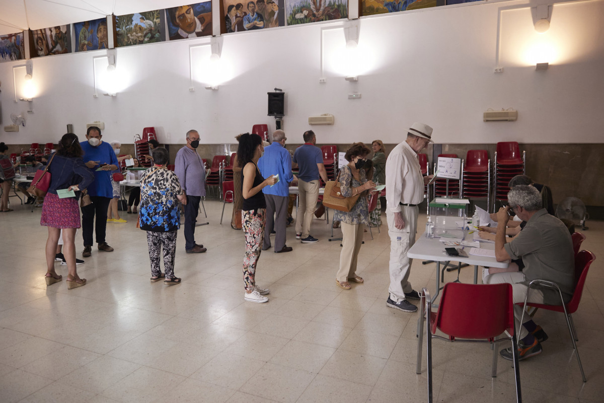 Arxiu - Diverses persones esperen a la cua per exercir el dret a votar durant el dia de les últimes eleccions andaluses.