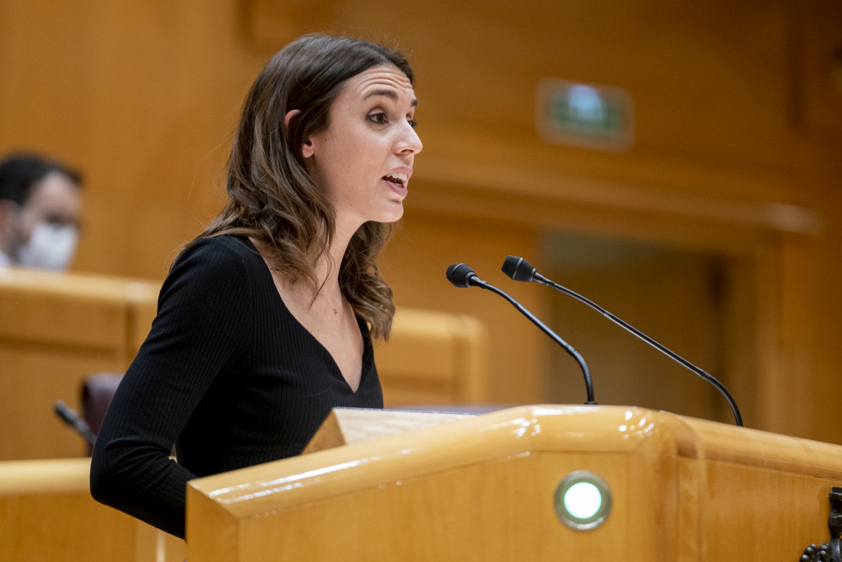 La ministra d'Igualtat, Irene Montero, intervé en una sessió de control al Govern al Senat, el 8 de març del 2022, a Madrid (Espanya). La guerra a Ucraïna i les seves derivades econòmiques acapa