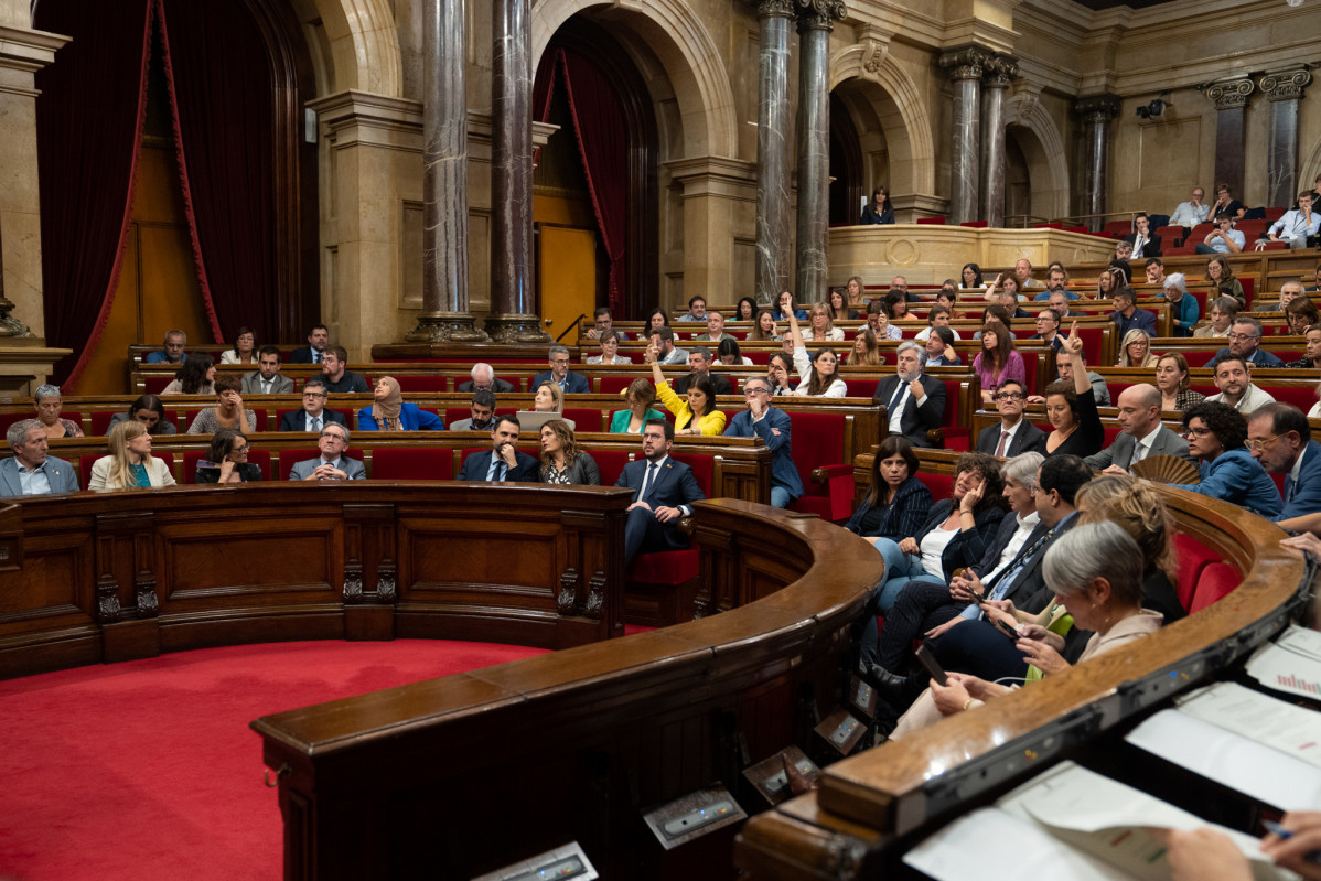 (5I-D) El conseller d'Empresa i Treball de la Generalitat, Roger Torrent (ERC); la consellera de Presidència de la Generalitat, Laura Vilagrà; i el president de la Generalitat, Pere Aragonès, durant la segona sessió del Debat de Política General, al