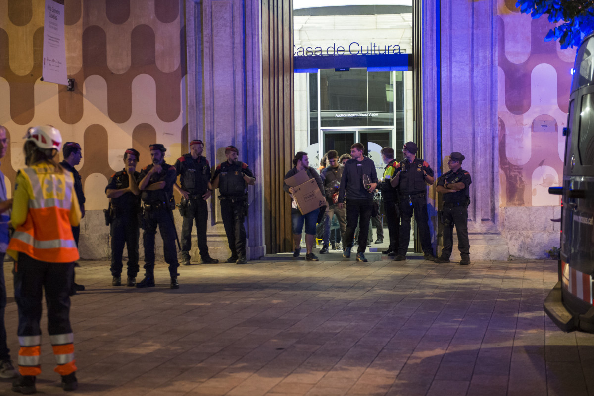 Diversos mossos d'Esquadra el 30 de setembre de 2022 a l'exterior de la Casa de Cultura, a Girona