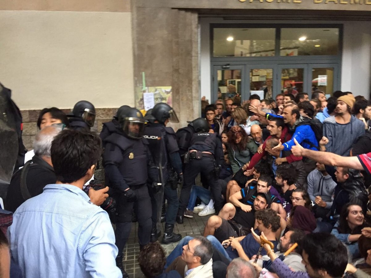 Arxiu - Agents de la policia a l'INS Balmes de Barcelona l'1-O