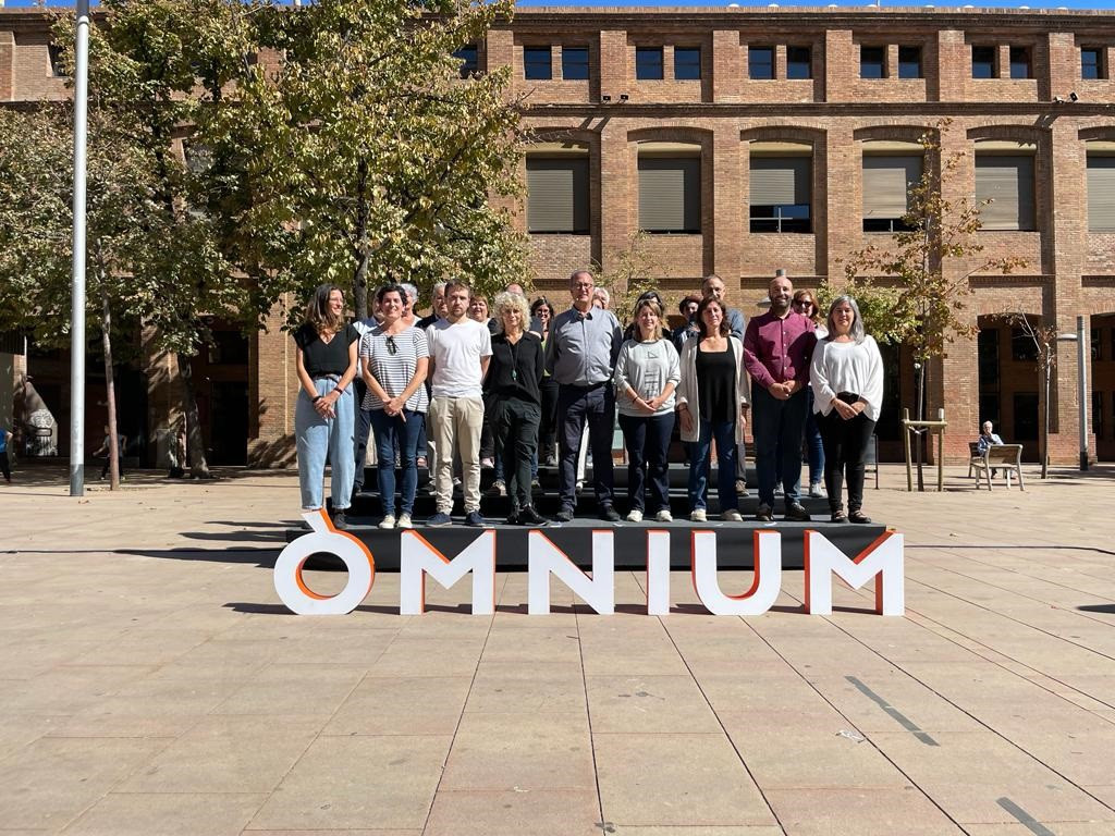 Junta directiva d'Òmnium a l'acte pel cinquè aniversari de l'1-O, en què el president de l'entitat, Xavier Antich, ha llegit una declaració institucional.