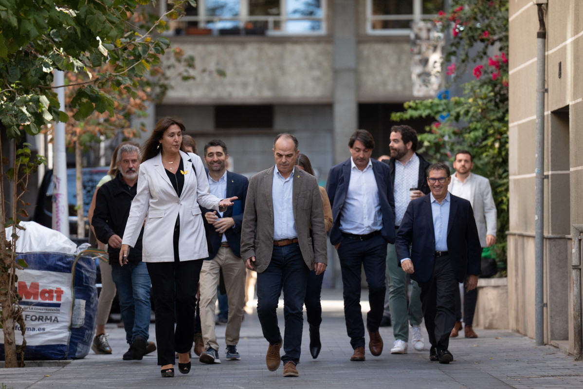 La presidenta de Junts, Laura Borràs (2i); l'exvicepresident del Govern Jordi Puigneró (2i); i el secretari general de Junts, Jordi Turull (c); en arribar a la reunió de l'Executiva, el 3 d'octubre del 2022, a Barcelona, Catalunya (Espanya). L'exvi